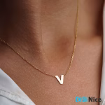 آویز گردنبند طلا 18 عیار طرح حرف لاتین V
