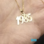 آویز گردنبند طلا 18 عیار طرح 1985