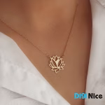گردنبند طلا 18 عیار طرح گل نیلوفر