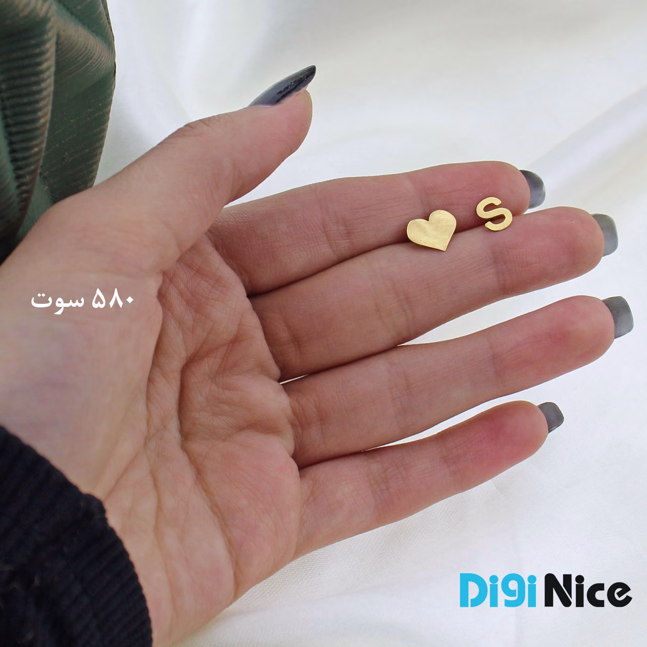 گوشواره میخی طلا 18 عیار طرح حرف S و قلب (کد DN-GE0313)