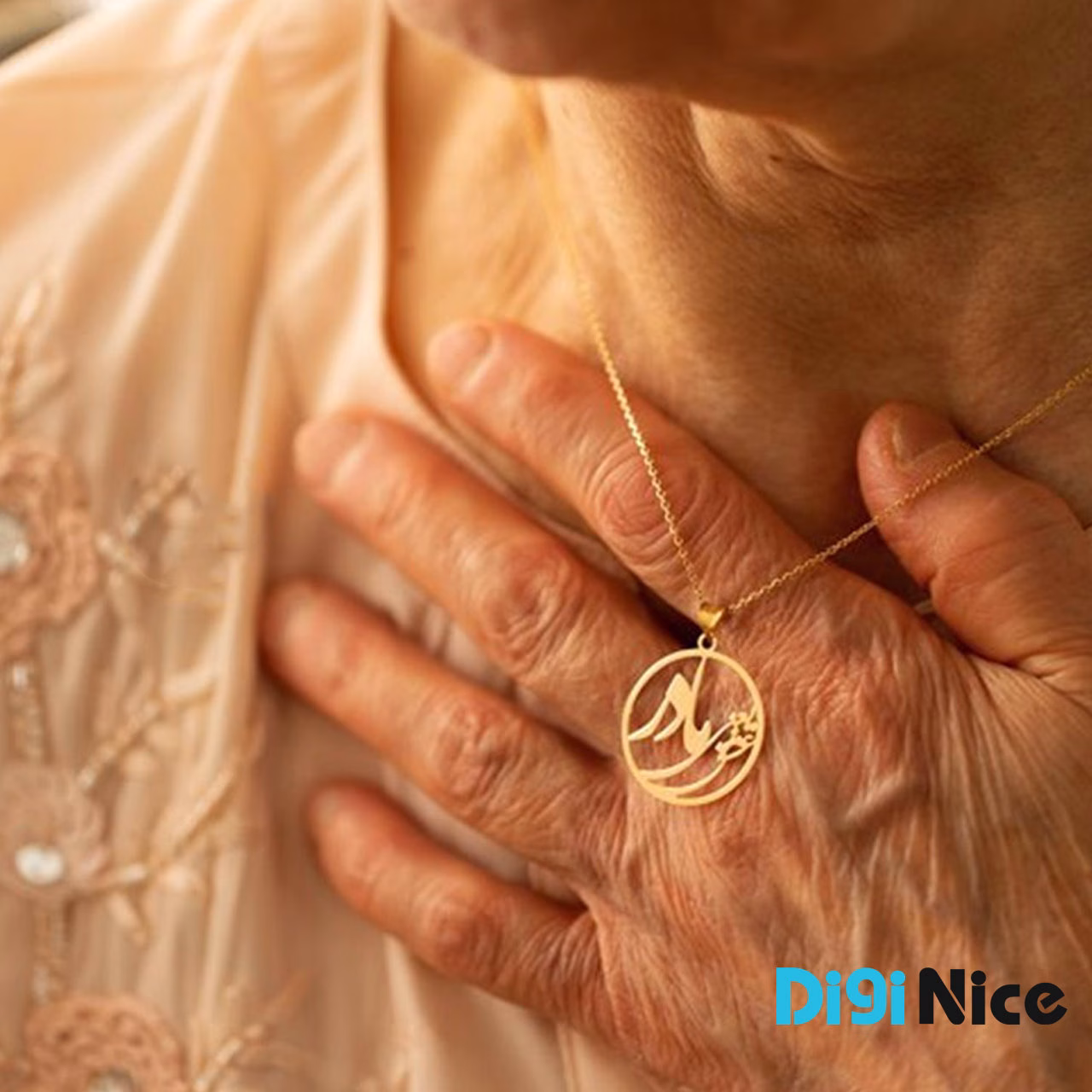 گردنبند طلا 18 عیار طرح مادر یعنی عشق